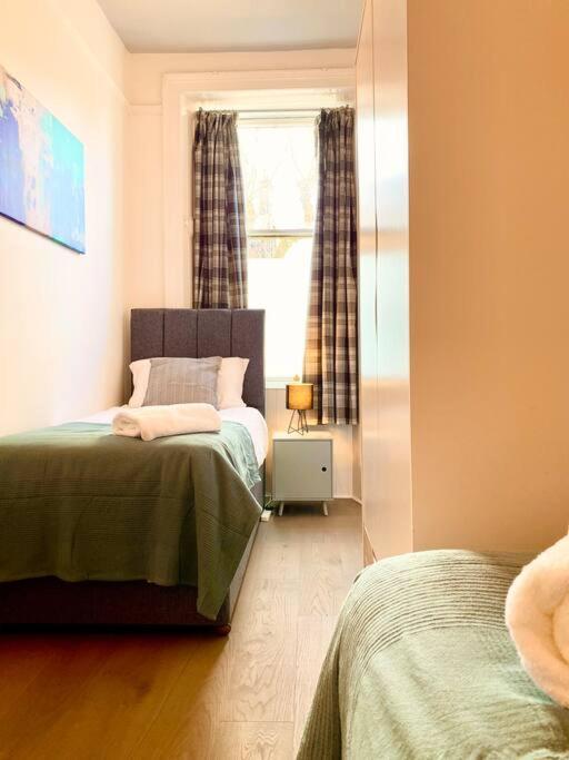Anchored Homely Apartment In Historic Centre Paisley Exterior photo