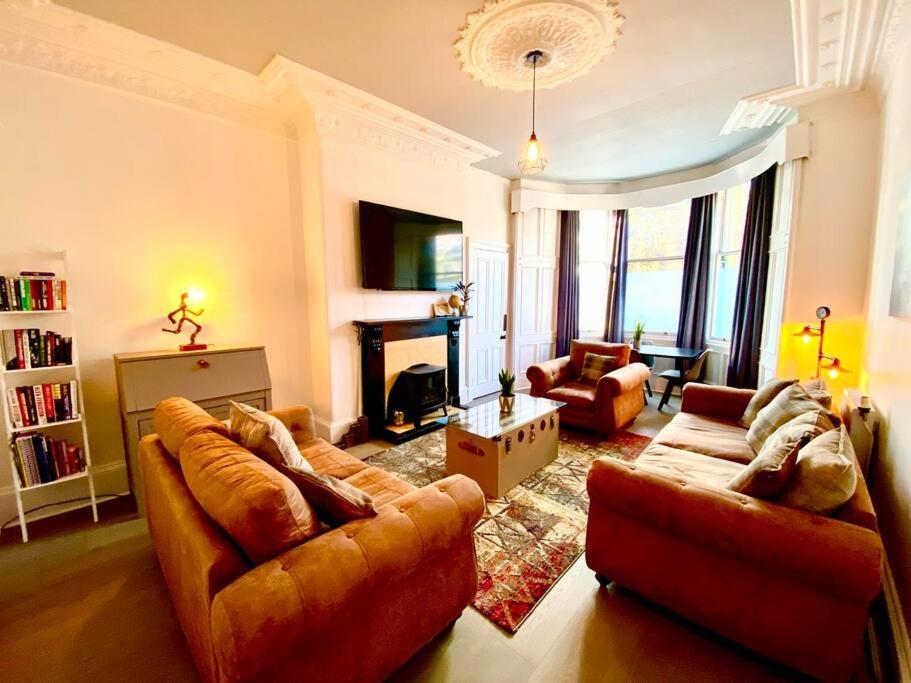 Anchored Homely Apartment In Historic Centre Paisley Exterior photo
